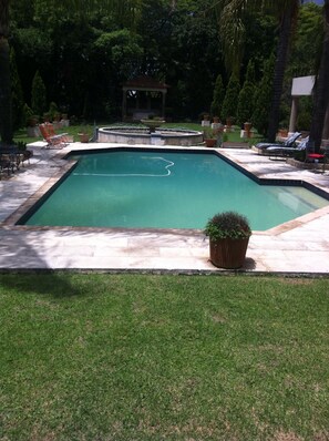 Una piscina al aire libre