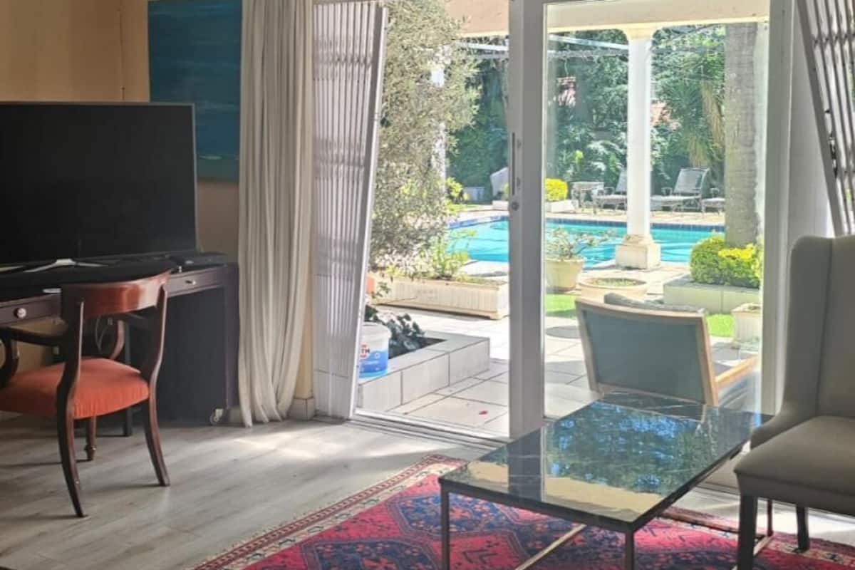 Kahden hengen comfort-huone (yksi tai kaksi sänkyä), patio, näköala puutarhaan | Egyptinpuuvillaiset lakanat, ylelliset vuodevaatteet, untuvapeitot