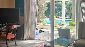 Kamar Double atau Twin Comfort, patio, pemandangan kebun | Seprai katun Mesir, seprai premium, selimut bulu angsa, dan busa memori