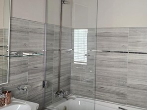 Combined shower/bathtub, hair dryer, towels, soap