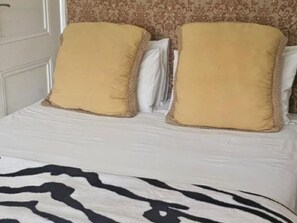 Habitación Confort con 1 cama doble o 2 individuales, patio | Sábanas de algodón egipcio y ropa de cama de alta calidad