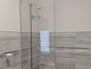 Habitación Confort con 1 cama doble o 2 individuales, patio, vistas al jardín | Ducha del cuarto de baño