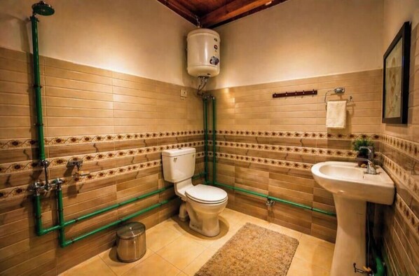 Een badkamer met toilet, wastafel en douche.