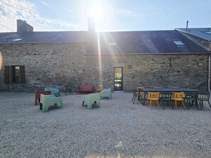 Outdoor dining - Gîte Terre - Indoor swimming pool (Genêts)