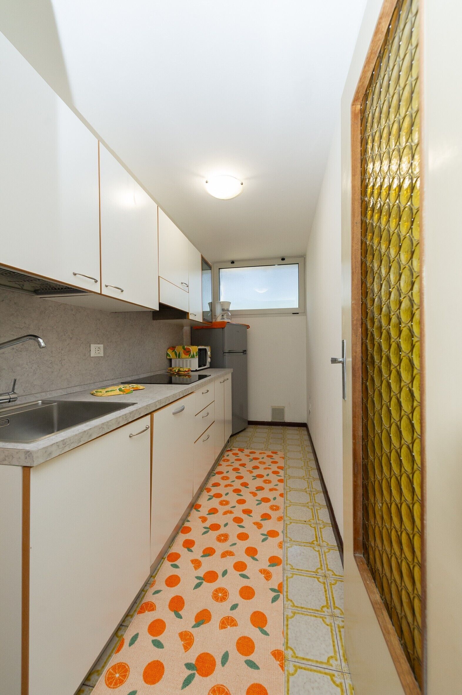 Kühlschrank, Mikrowelle, Herdplatte, Geschirrspüler
