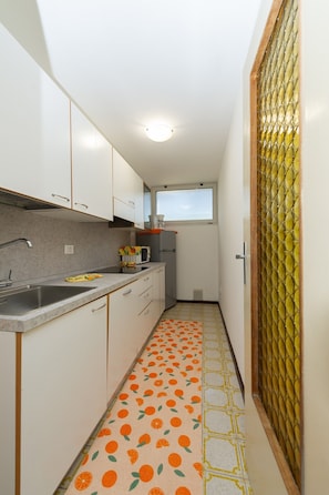 Refrigerador, microondas, placa de cocina, lavavajillas