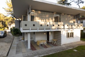 Exterior - Villa Tiziana – Spacious Villa with Large Private Garden in Lignano Sabbiadoro, Surrounded by Pine Forest (Lignano Sabbiadoro)