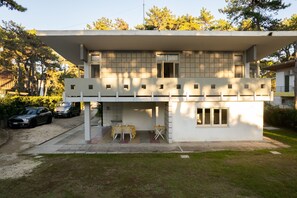 Exterior - Villa Tiziana – Spacious Villa with Large Private Garden in Lignano Sabbiadoro, Surrounded by Pine Forest (Lignano Sabbiadoro)