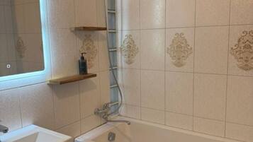 Comfort Studio, Balcony, City View | Bathroom
