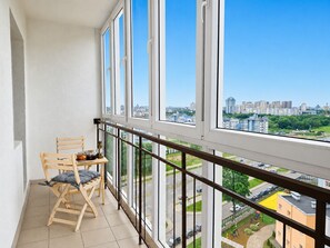 Balcony - Modern Apartment with Library View (Minsk)