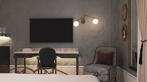 Minibar, värdeförvaringsskåp på rummet och arbetsyta för laptop