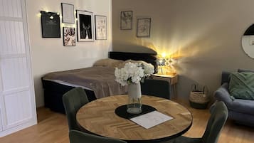 Iron/ironing board, WiFi, bed sheets
