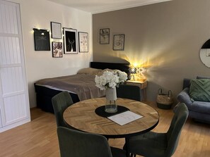 Iron/ironing board, WiFi, bed sheets