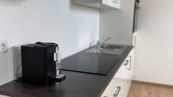 Een koelkast, een oven, een kookplaat, een vaatwasser