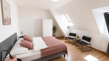 Een bureau, een strijkplank/strijkijzer, wifi, beddengoed