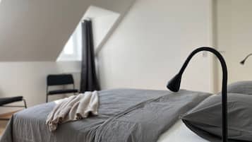 Een bureau, een strijkplank/strijkijzer, wifi, beddengoed
