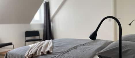 Escritorio, tabla de planchar con plancha, wifi y ropa de cama