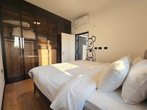 Ein Schlafzimmer mit einem Bett, einem Kleiderschrank und einer Teddybären-Dekoration.