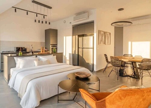 SHUK VIBES • Modern 2BR Sunny Balcony |SweetyGuest
