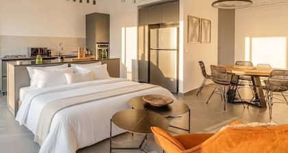 SHUK VIBES âą Modern 2BR Sunny Balcony |SweetyGuest