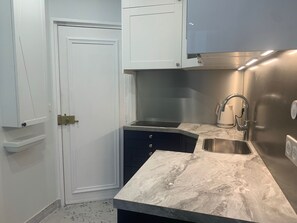 Private kitchen - Vrbo Property (Paris)