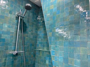 Shower, hair dryer, towels, soap - Vrbo Property (Paris)