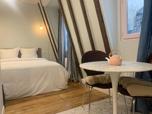 Internet, bed sheets - Vrbo Property (Paris)