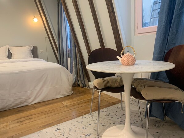 Internet, bed sheets - Vrbo Property (Paris)