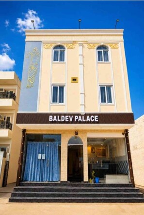 Front of property - Hotel Baldev Palace (Vrindavan)
