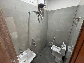 Shower, towels, soap, toilet paper - Hotel Baldev Palace (Vrindavan)
