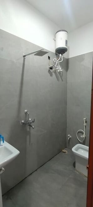 Shower, towels, soap, toilet paper - Hotel Baldev Palace (Vrindavan)