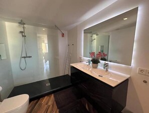 Doccia, asciugacapelli, bidet, asciugamani