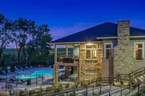 Wooded Views | King Bed | No Stairs