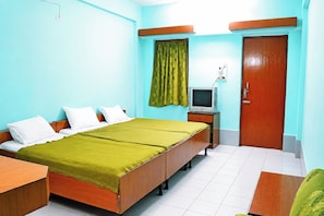 Deluxe Triple Room | Hypo-allergenic bedding, desk, soundproofing, free WiFi