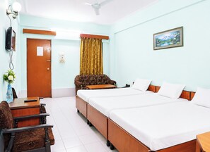Hypo-allergenic bedding, desk, soundproofing, free WiFi - Hotel V International Inn Agra (Agra)