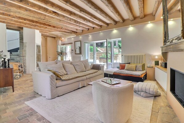 TV, fireplace - Pierres – A charming home where stone, light, and the good life come togeth (Saint-Cyr-au-Mont-d'Or)