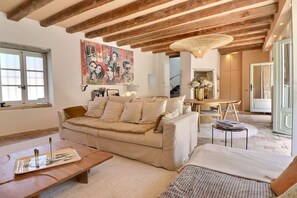 TV, fireplace - Pierres – A charming home where stone, light, and the good life come togeth (Saint-Cyr-au-Mont-d'Or)