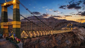 Un puente colgante con el texto 'CHICHAM BRIDGE' en los pilares.