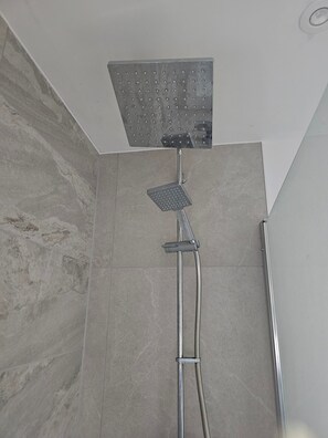 Bañera con ducha, bañera profunda, secador de pelo, toallas