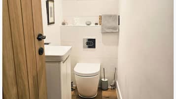Duschwanne, Komfortbadewanne, Haartrockner, Handtücher