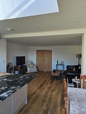 Living area - House Sleeps 7 With Garden and Parking (Ramsgate)
