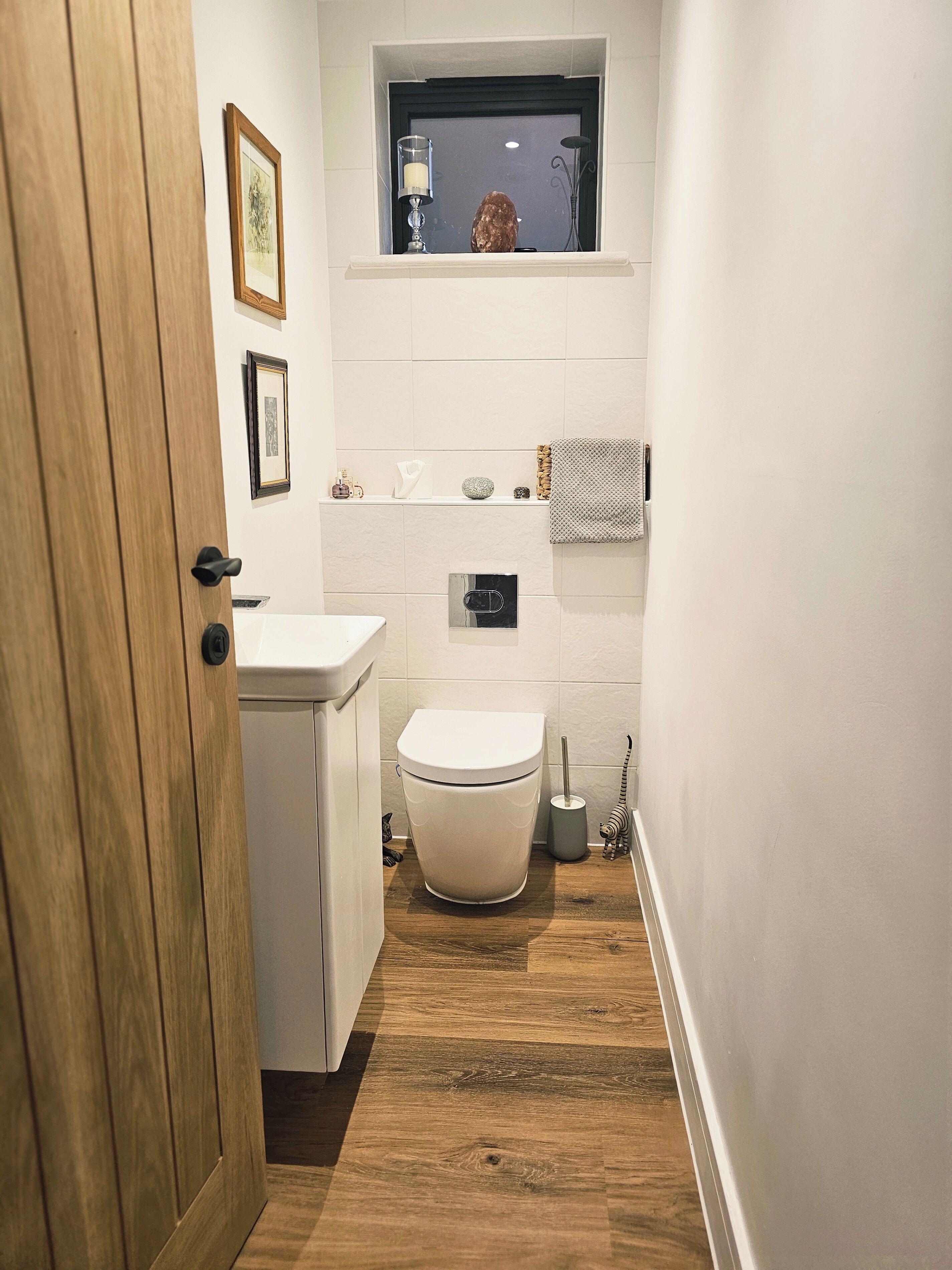 Duschwanne, Komfortbadewanne, Haartrockner, Handtücher