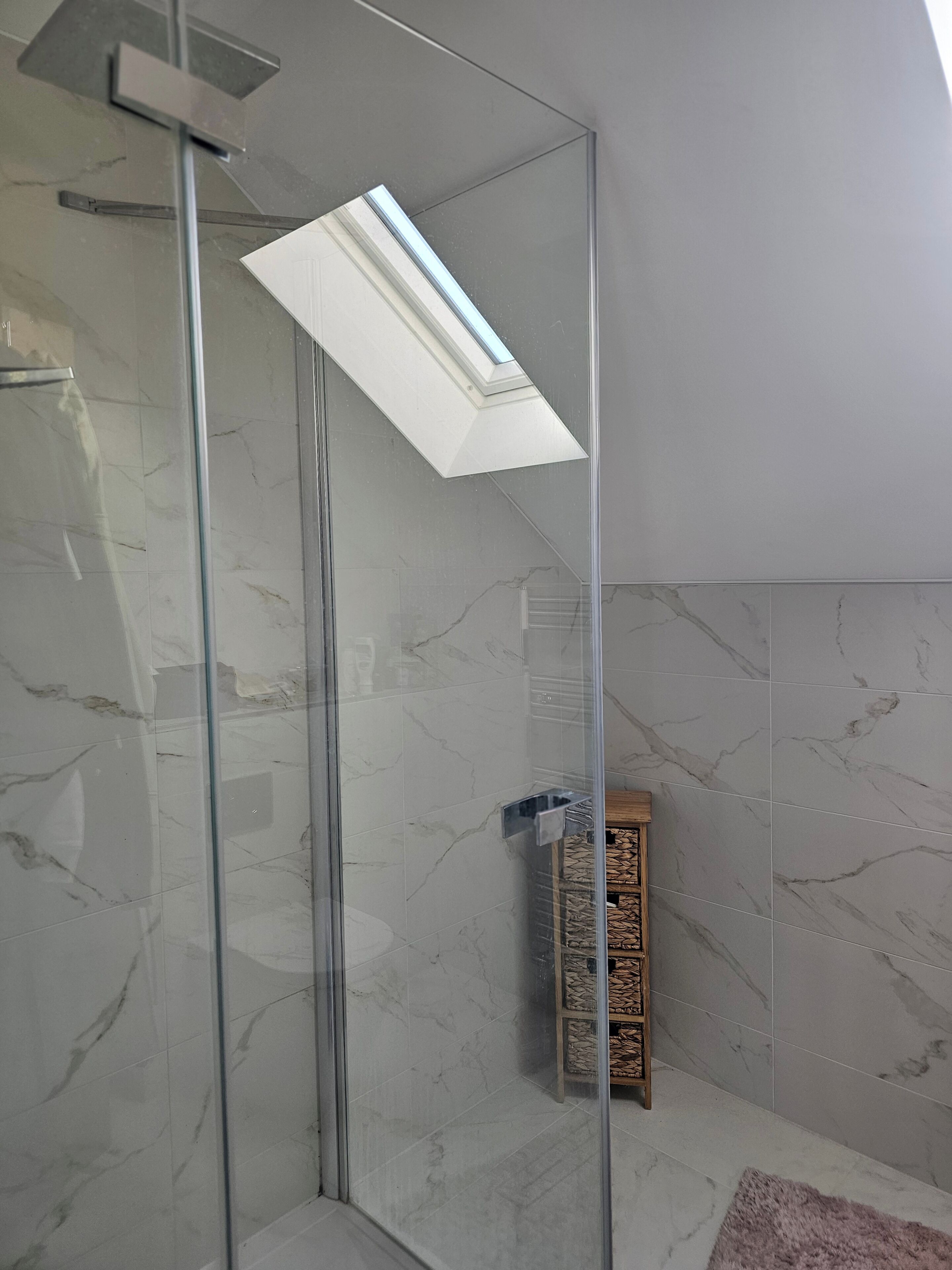 Bañera con ducha, bañera profunda, secador de pelo, toallas