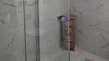 Bañera con ducha, bañera profunda, secador de pelo, toallas