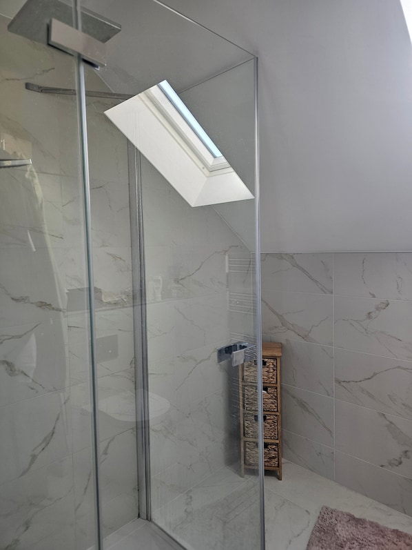 Bañera con ducha, bañera profunda, secador de pelo, toallas