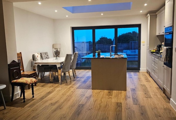 5 Bed -Sleeps 7 -New Build -Detached Property - Kent