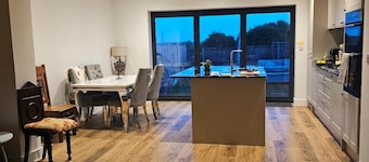 5 Bed -sleeps 7 -new Build -detached Property