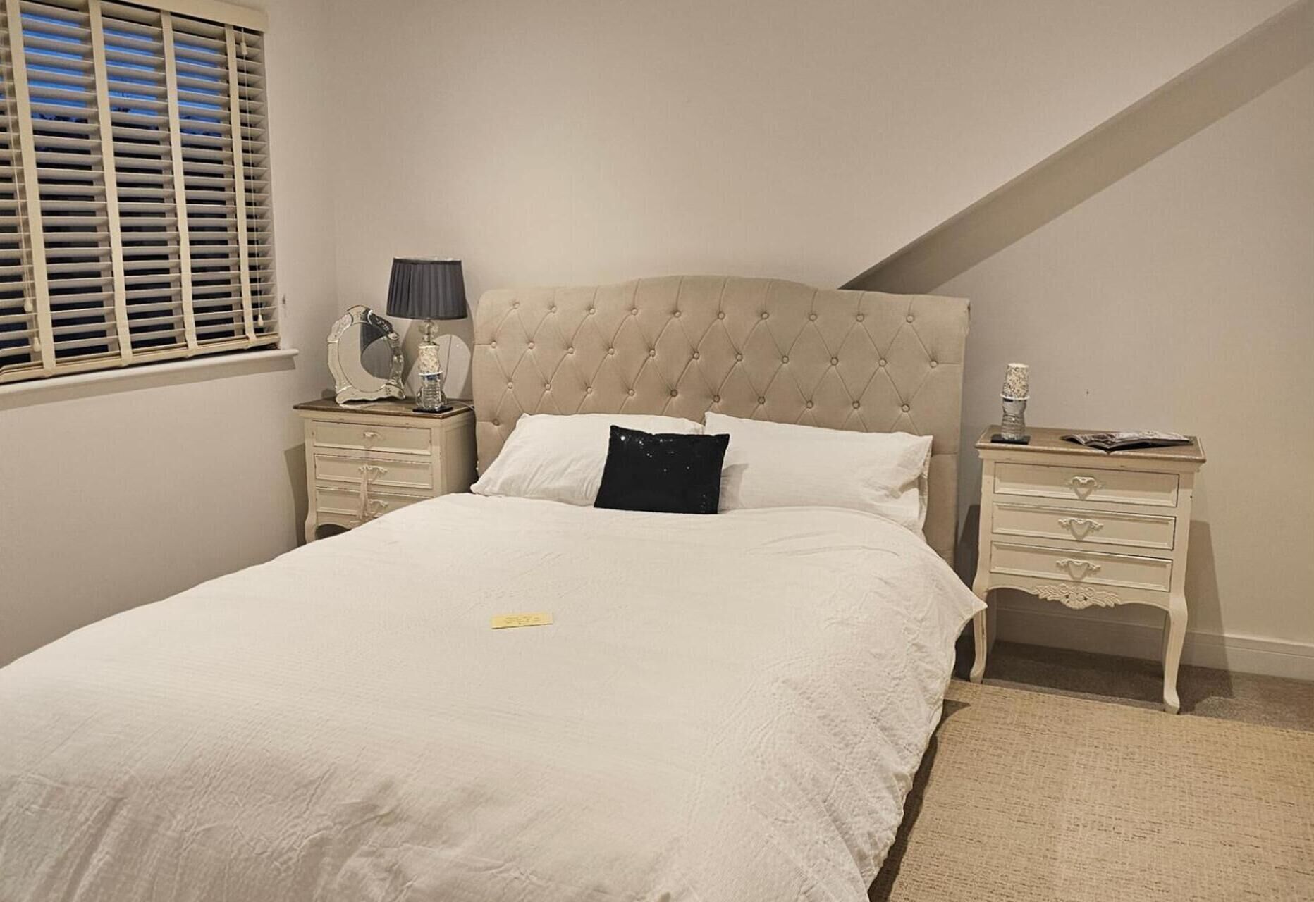 5 bedrooms, iron/ironing board, free WiFi, bed sheets
