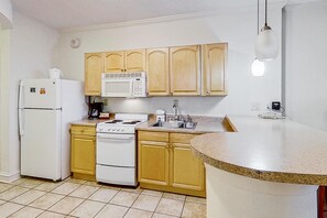 Fridge, microwave, oven, stovetop - Pool View 1st Floor Room | King Bed | Kitchen | Dog Friendly (Myrtle Beach)