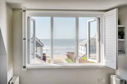 Manderely is perfect for some family seaside holiday fun right on the beach in West Wittering